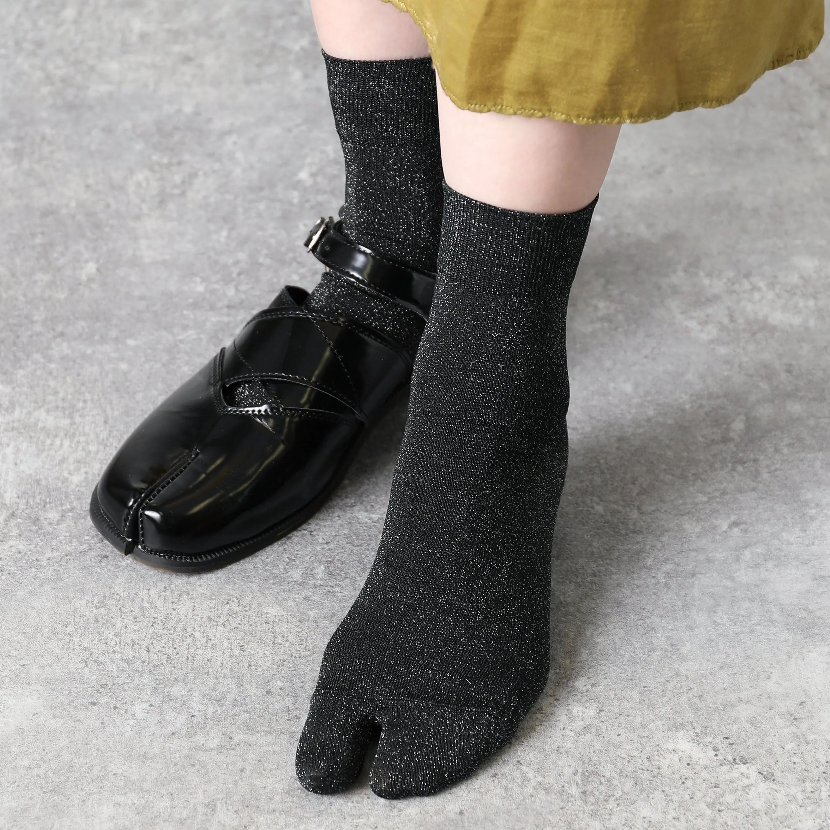 011132662 Fine Sparkly Tabi Low Crew Socks