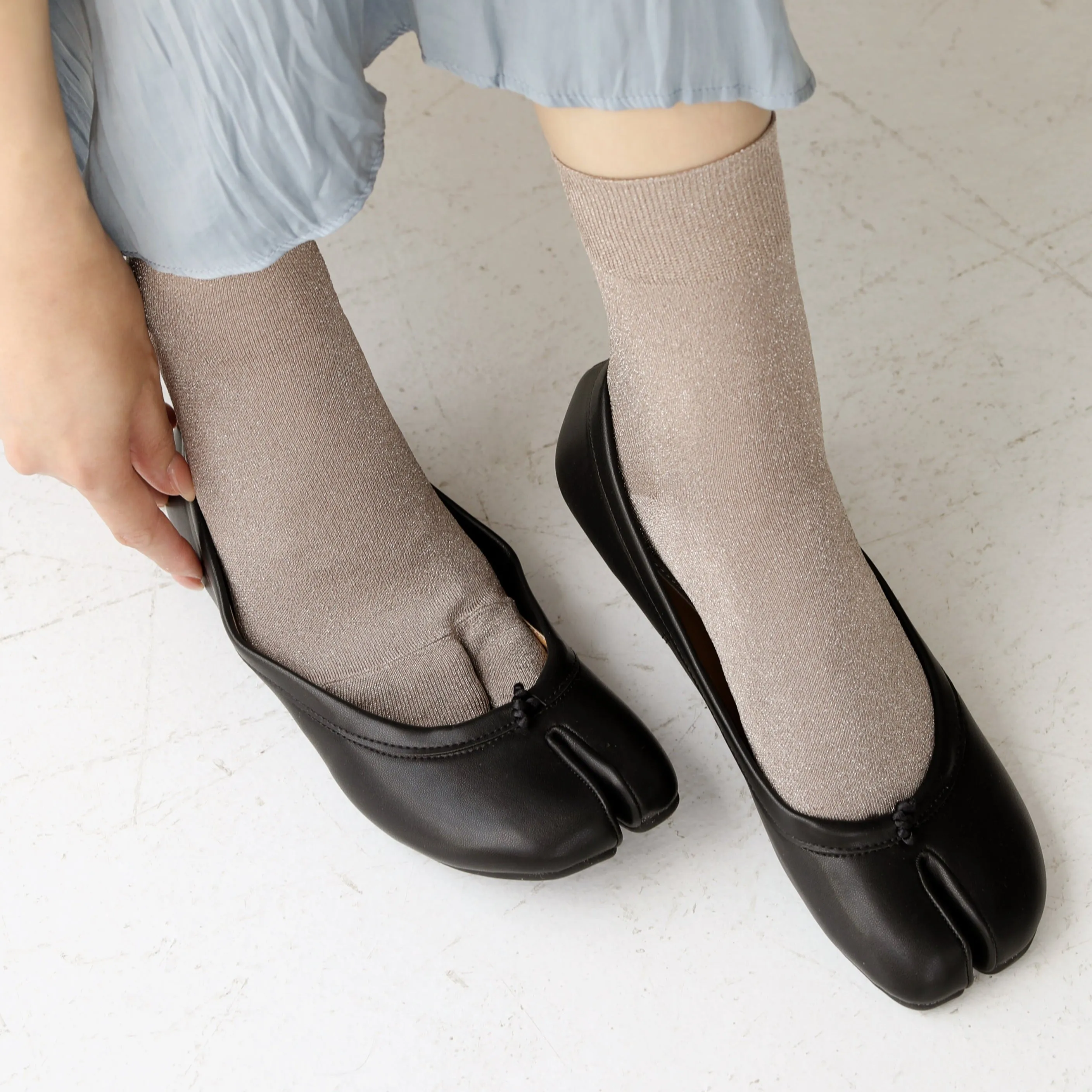 011132662 Fine Sparkly Tabi Low Crew Socks